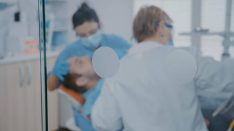 牙医护士牙科钻机治疗龋齿