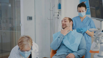 口腔学家咨询病人龋齿问题牙科办公室