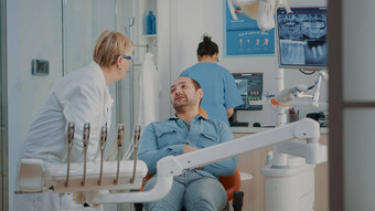 病人参加咨询高级牙医