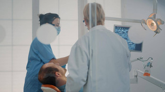 口腔学家护士提取过程病人