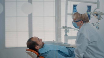 口腔学家女人咨询病人牙齿过程
