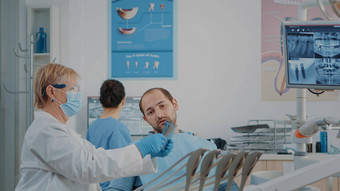 高级牙医解释<strong>牙齿</strong>射线照相法病人