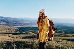 女人旅游山前自然旅行冒险新鲜的空气