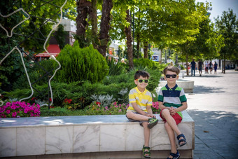 集团快乐孩子们玩在户外孩子们有趣的公园夏天假期朋友坐着太阳镜微笑夏天假期概念