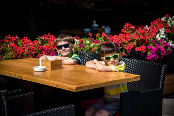 孩子男孩等待表格健康的早餐酒店餐厅城市咖啡馆夏天假期孩子们概念