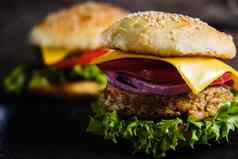 新鲜的美味的自制的素食汉堡谎言自然板岩乡村木背景美味的美味的汉堡生菜奶酪洋葱番茄荞麦小扁豆肉片