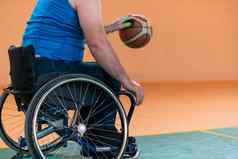 特写镜头运动员残疾坐着轮椅玩篮球