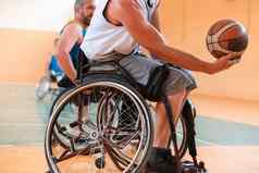 特写镜头运动员残疾坐着轮椅玩篮球
