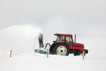 红色的拖拉<strong>机</strong>雪吹车道农村设置