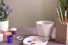 生活白色陶瓷花能站表格制作工具