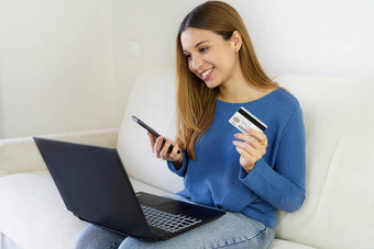 巴西女人持有信贷卡智能手机移动PC电脑在线购物首页断续器双因素身份验证照片令牌支付在线概念
