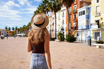 假期欧洲快乐旅行者女孩参<strong>观色</strong>彩斑斓的西班牙语村棕榈树海滩villajoyosa利坎特西班牙复制空间