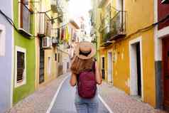 旅行欧洲快乐旅游女孩参观色彩斑斓的西班牙语村villajoyosa利坎特西班牙