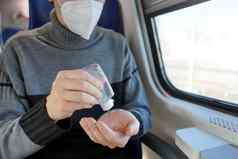 旅行安全公共运输年轻的男人。保护脸面具洗手洗手液过来这里自动售货机乘客医疗面具消毒手火车马车