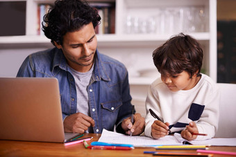 小心指导领导更大的奖励拍摄父亲帮助儿子家庭作业