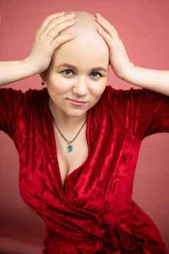 肖像秃女人癌症化疗微笑相机