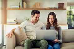 在线经验共享拍摄快乐年轻的夫妇移动PC沙发首页