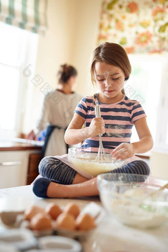 妍奇才搅拌拍摄女孩帮助妈妈烤厨房