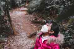 可爱的女孩背包徒步旅行自然家庭孩子树学龄前儿童冬天衣服探索森林玩学习自然