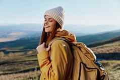 女人旅游徒步旅行旅行山景观新鲜的空气