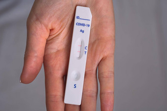 女人手持有快速科维德抗原测试表达科维德测试积极的科维德结果