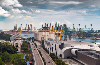 巨大的最繁忙的物流港口新加坡很多起重机移动容器巨大的货物船只背景购物购物中心摩天大楼包围娱乐岛附近的