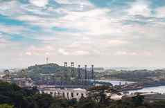 巨大的最繁忙的物流港口新加坡很多起重机移动容器巨大的货物船只背景摩天大楼背景