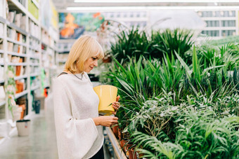园艺种植购物概念美丽的成熟的成人女人选择<strong>室内</strong>植物锅温室花园中心高级购买花植物市场商店购物中心