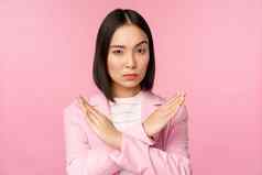 图像企业女人亚洲女商人显示停止交叉手势不赞成smth站西装粉红色的背景