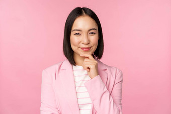 图像亚洲女商人站思考构成头脑风暴穿西装朝鲜文女售货员企业家摆姿势粉红色的背景