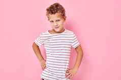 有趣的快乐孩子条纹t恤粉红色的颜色背景