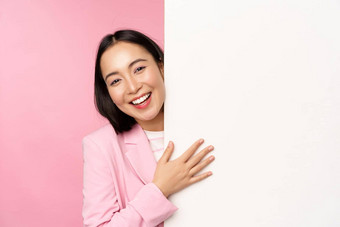 肖像年轻的日本业务女人企业夫人西装指出墙图表显示图广告空复制空间粉红色的背景