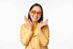 美丽的亚洲女孩时尚的太阳镜微笑快乐明亮的无忧无虑的站白色背景