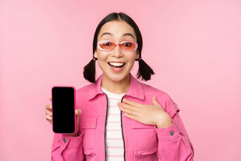 图像惊讶女孩显示移动电话应用程序屏幕智能<strong>手机</strong>显示应用程序接口站粉红色的背景