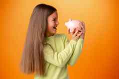 青少年女孩小猪银行橙色颜色背景