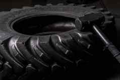 轮胎黑色的背景大锤谎言它成长健身轮大锤锻炼黑色的重量运动员锻炼健身重努力运动活动设备巨大的饮食