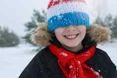 快乐男孩明亮的冬天衣服红色的围巾