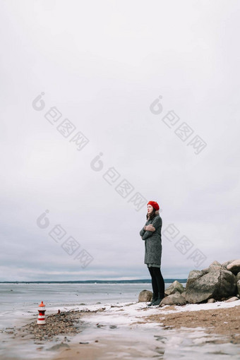 冬天肖像年轻的女人外套红色的他持有装饰灯塔站海岸冻海冬天旅行海背景多风的天气<strong>冰海</strong>边