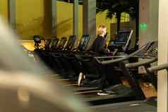 模拟器跟踪锻炼运行活动下午体育运动健康的运动员运动设备机健康教练娱乐腿行动