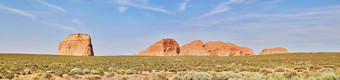 全景红色的岩石柱子沙漠地平线