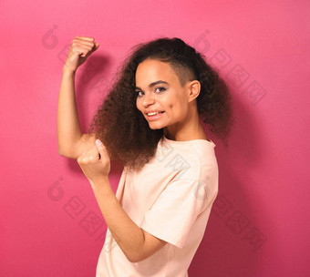 快乐兴奋表达赢得手势年轻的非洲美国女孩积极相机穿桃色的t恤孤立的粉红色的背景美概念广场作物
