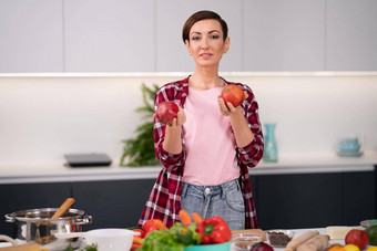 女人水果手站厨房年轻的快乐女人选择水果健康的生活风格吃营养概念有机食物概念健康的食物概念
