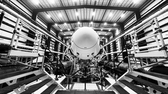 空间发射准备宇宙飞船在火箭内部机库推出发射台元素图像有家具的美国国家航空航天局