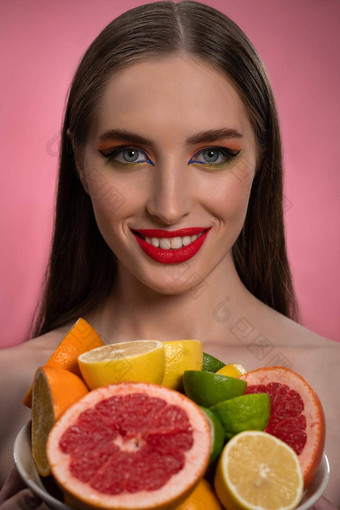美时尚<strong>模型</strong>女孩美丽的使红色的嘴唇长健康的头发大声叫出色彩斑斓的新鲜的减少柑橘类<strong>水果</strong>手石灰橙色柠檬<strong>葡萄</strong>柚时尚概念