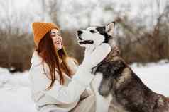 快乐年轻的女人冬天在户外狗有趣的自然冬天假期