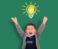 快乐孩子学生思考光灯泡黑板可爱的男孩的想法创新技术教育概念