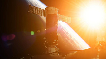 视图国际空间站进步补给船视图乘客窗口spacex公司机组人员龙对接机动空间站元素图像有家具的美国国家航空航天局