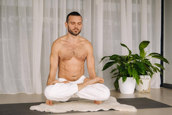 男人。只躯干瑜伽健身房间概念健康的生活方式
