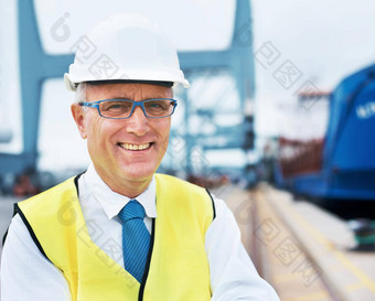 微笑海洋验船师肖像码头工人站港在航运行业活动