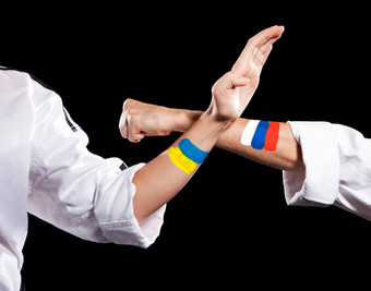 <strong>国防</strong>乌克兰俄罗斯战斗手代表国家持有手战斗人孤立的黑色的<strong>背景</strong>